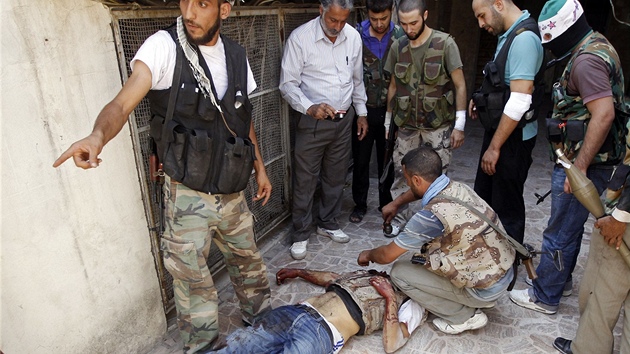 Pslunci Syrsk svobodn armdy se shlukuj nad svm zabitm velitelem (14. srpna 2012)