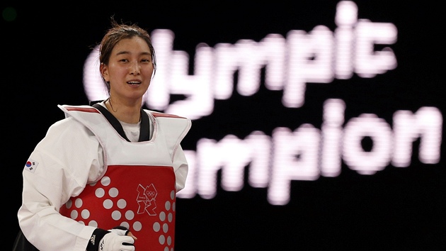 OLYMPIJSK AMPIONKA. Korejka Hwang Kjong-son obhjila v Londn v taekwondu v kategorii do 67 kg zlato z pedchozch olympijskch her v Pekingu.