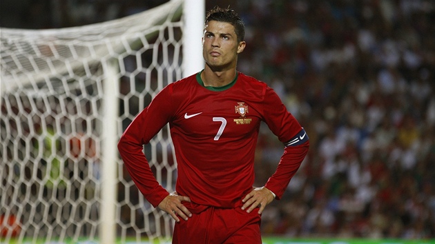 NAŠTVANÝ CRISTIANO. Portugalský kapitán Ronaldo se na sebe zlobí kvůli promarněné šanci.
