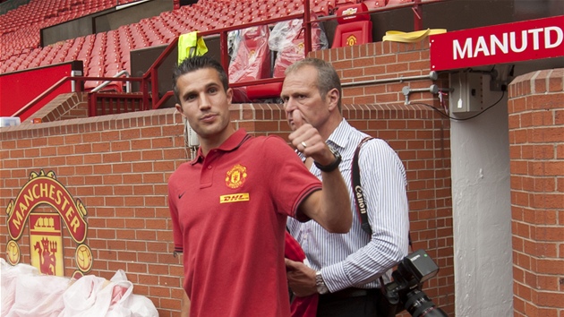 JE TO TADY FAJN. Robin van Persie pzuje fotografm na stadionu Old Trafford, jeho novm fotbalovm domov.