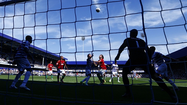 EKN NA DOPAD. Fabio z Queens Park Rangers ek na m spolen s Chicem Floresem ze Swansea,