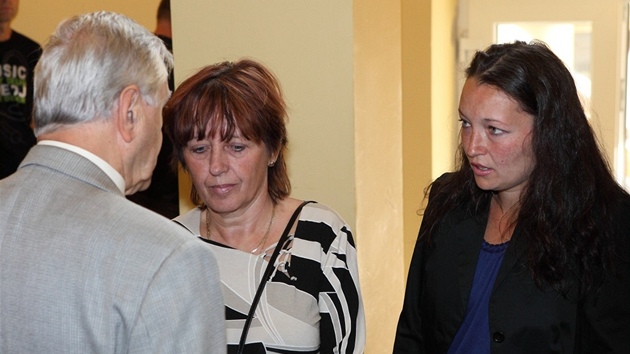 Olga Rotreklov a jej dcera Lenka u soudu (13. srpna 2012).