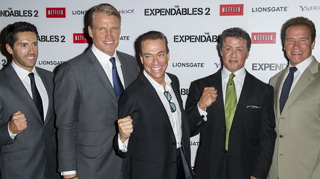 Scott Adkins, Dolph Lundgren, Jean-Claude Van Damme, Sylvester Stallone a Arnold Schwarzenegger na premie filmu Expendables: Postradateln 2 (Londn, 13. srpna 2012)