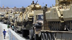 Konvoj s tanky egyptské armády u hraniního pechodu Rafáh (10. srpna 2012)
