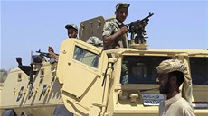 Transportéry egyptské armády u hraniního pechodu Rafáh (10. srpna 2012)