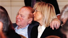 Sheldon Adelson se svojí druhou enou Miriam, která se vnuje péi o drogov