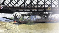 Jedna z lehích lodí pi povodních v roce 2002 mírn pokodila elezniní most