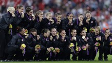 ŠAMPIONKY. Americké fotbalistky pózují ze zlatými medailemi z olympijských her.