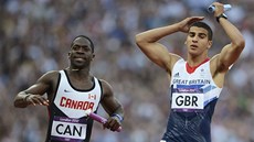 UŽ TO VÍ. Finišman britské štafety v olympijském závodě na 4x100 metrů Adam