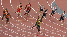 POČKEJ! Kritická předávka britské štafety v olympijském závodě na 4x100 metrů