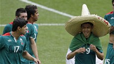 MEXICKÉ OSLAVY. Oribe Peralta se spoluhráči oslavuje vítězství v olympijském