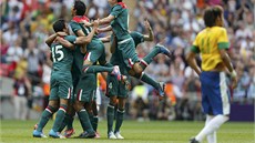 ZLATO JE NAŠE. Fotbalisté Mexika slaví po konci vyhraného olympijského finále
