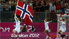 Linn-Kristin Korenová naden slaví s vlajkou. Norské házenkáky mají