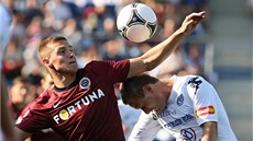 Ji�í Valenta (vpravo) ze Slovácka v souboji se spar�anem Pavlem Kade�ábkem.