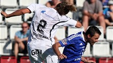 VE VÝSKOKU. Královéhradecký zálo�ník Tomá� Strnad (vlevo) hlavi�kuje p�ed