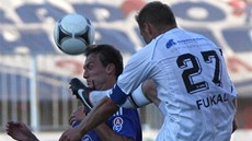 NEBEZPE�NÝ ZÁKROK. Královéhradecký obránce Milan Fukal (vpravo) v souboji s