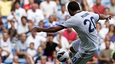 GÓLOVÁ STELA. Gonzalo Higuaín, útoník Realu Madrid, stílí gól v utkání proti