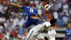 Raul Albiol z Realu Madrid (v bílém) se snaí ubránit Roberta Soldada z