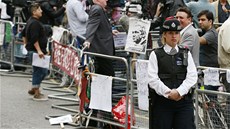 Britská policie ped ekvádorskou ambasádou v Londýn