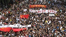 V ulicích cheng-tu na jihozápadu íny do ulic vyly stovky rozzuených lidí....