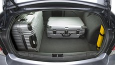 Sedany mívají co do objemu kufry velké, ale malým vstupním otvorem do nich...