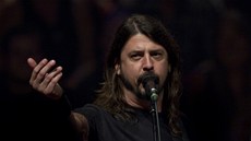 Z mue v pozadí se stal ve Foo Fighters lídr a frontman.