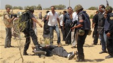 Následky teroristického útoku na meitu v severní ásti Sinajského poloostrova.