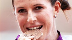 Atletka Zuzana Hejnová p�i medailovém ceremoniálu v Londýn�. (9. srpna 2012)
