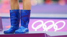 Atletka Zuzana Hejnová pila na medailový ceremoniál v holínkách. (9. srpna...