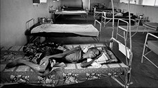 Pacient s AIDS leží v nemocnici v jihosúdánské Džubě. (únor 2004)