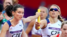 Jitka Bartoniková (vlevo) pebírá tafetový kolík od Zuzany Bergrové pi bhu