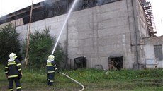 Hasii likvidují poár objektu s uskladnnou slámou v Hodslavicích na