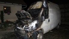 Dodávka, od které vznikl po�ár hospodá�ského stavení.