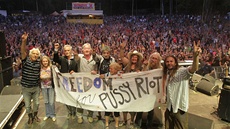 Podpora v�zn�ným Pussy Riot od Open Air Music Festivalu Trutnov 2012 - zleva