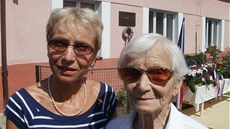 Dcera Jitka Re�ná a man�elka Hana p�ed rodným domkem Franti�ka Fajtla v Donín�.