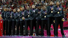 FRONTA P�ED AMERICKOU VLAJKOU. Basketbalisté Spojených Stát� p�i slavnostním
