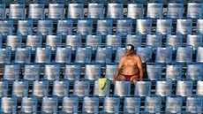 Osamocený divák sleduje ligový fotbal v Teplicích.