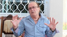 Petr Janda vypráví na terase své vilky.