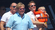 Elton John s partnerem a herec Neil Patrick Harris se synem