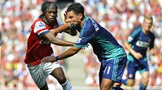 BOJ O MÍ. Gervinho z Arsenalu (vlevo) a Kieran Richardson ze Sunderlandu