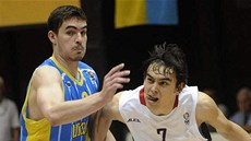 Dmytro Gliebov (vlevo) z Ukrajiny a český basketbalista Tomáš Satoranský v