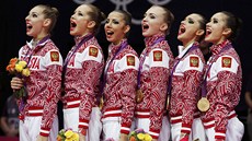 HYMNA Z PLNÝCH PLIC. Ruské moderní gymnastky slaví zisk olympijského zlata
