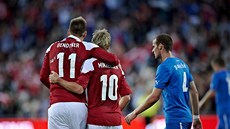 RADOST A PAK SMUTEK. Dán�tí fotbalisté (na snímku Nicklas Bendtner a Tobias
