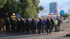 Na bezpe�nost asi t�í stovek izraelských fanou�k� dohlédnou policisté z po�ádkové jednotky. (Ilustra�ní snímek)