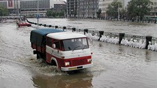 Kdy se 13. srpna 2002 zaala valit voda na nábeí v Plzni, lidé zaali spolu...