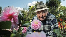 Osmdesátiletý Vlastimil Hucl pstuje doma jiiny. Na jeho zahrad je pes 2000