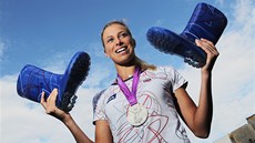 Za olympijské holínky Andrey Hlavá�kové lidé nabízejí desetitisíce korun. Výt�ek pom��e posti�eným d�tem.