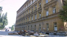 Dm U Zvonu v Plzni pokodila povode, 30. srpna 2002 ho pyrotechnici museli odstelit.