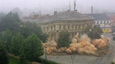 D�m U Zvonu v Plzni po�kodila povode�, 30. srpna 2002 ho pyrotechnici museli odst�elit.