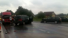 Nehoda tí automobil zablokovala provoz na hlavním tahu z Plzn na Klatovy v